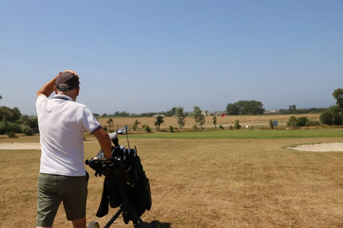 Golfeur avec son chariot sur le parcours, Golf de la Côte des Sables