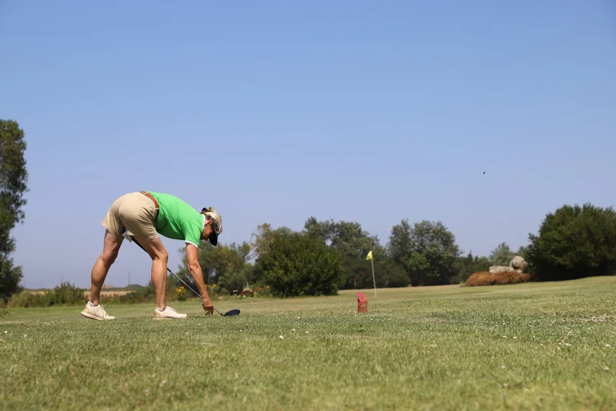 Joueuse au départ d'un trou, golf 9 trous de Plouescat