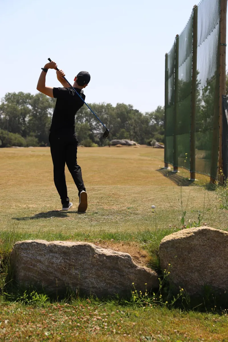 Golfeur en plein swing près des rochers, Golf de la Côte des Sables à Plouescat