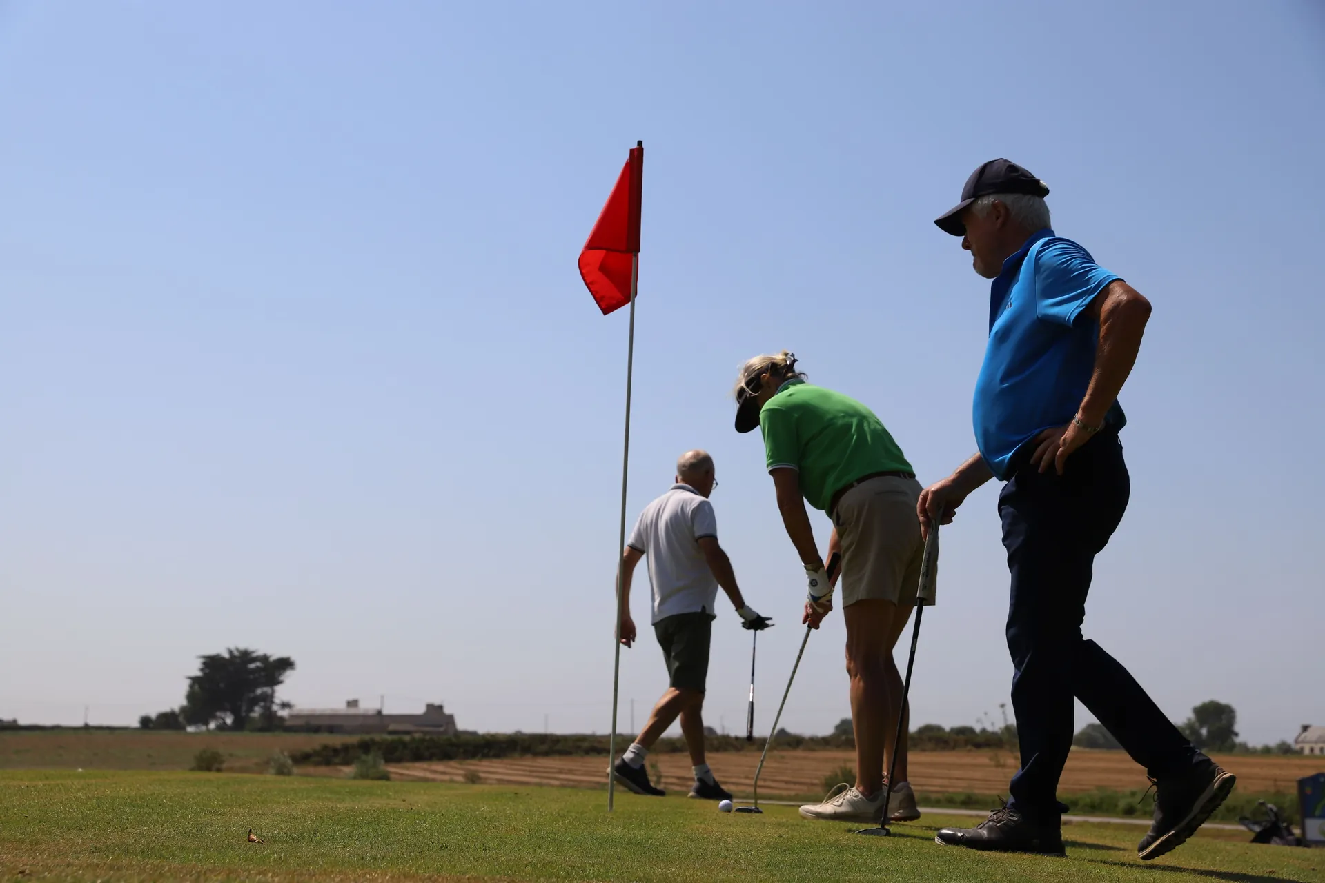 Golfeurs sur le parcours du Golf de la Cote des Sables a Plouescat