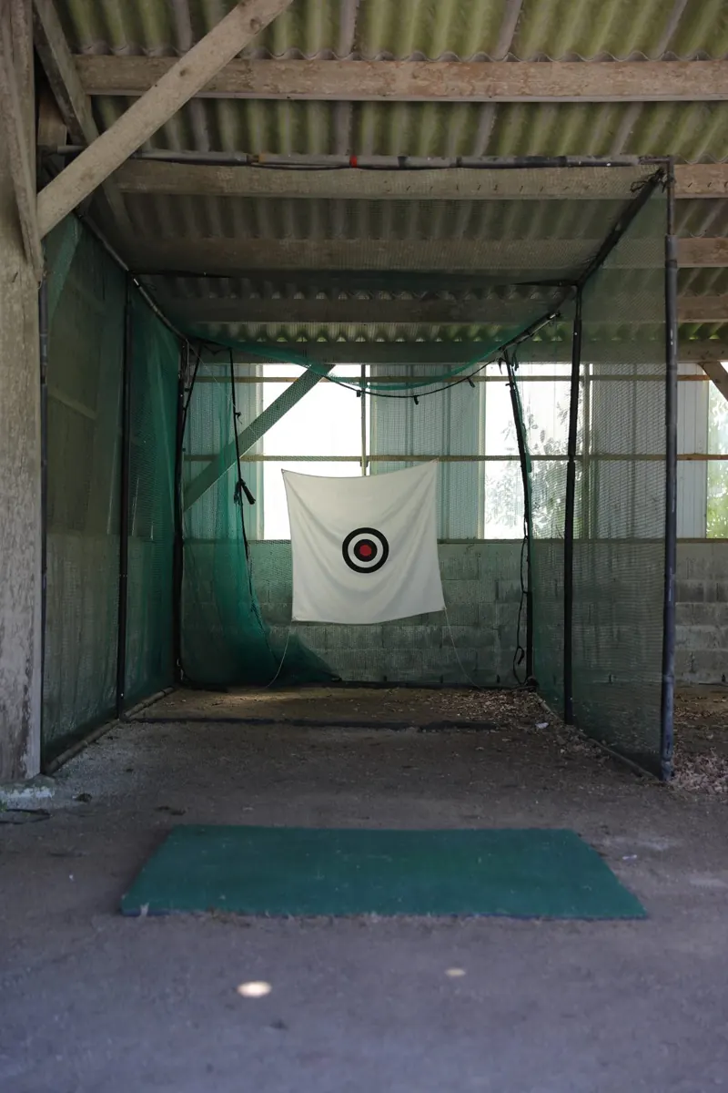 Practice du Golf de la Côte des Sables à Plouescat, tapis et cible de tir